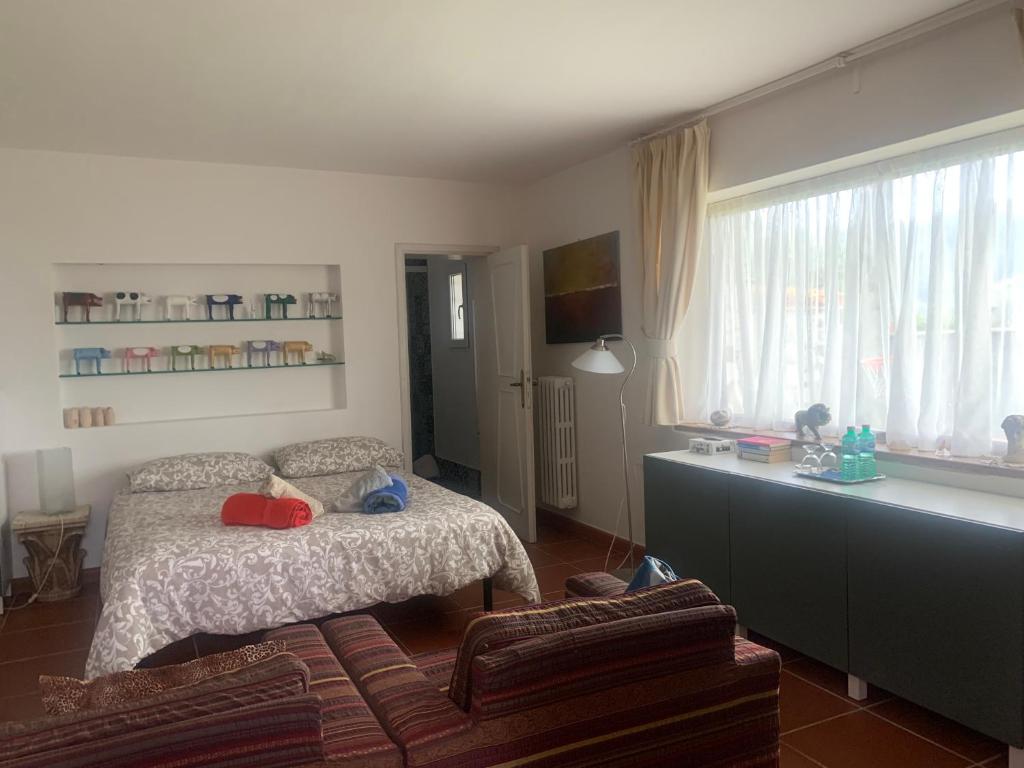 sypialnia z łóżkiem i dużym oknem w obiekcie La stanza col giardino w mieście Bagno a Ripoli