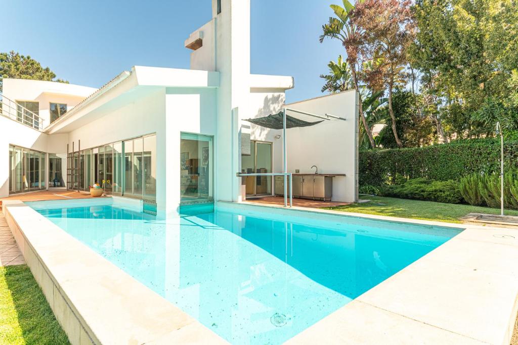 a swimming pool in the backyard of a house at Villa Aroeira II in Aroeira