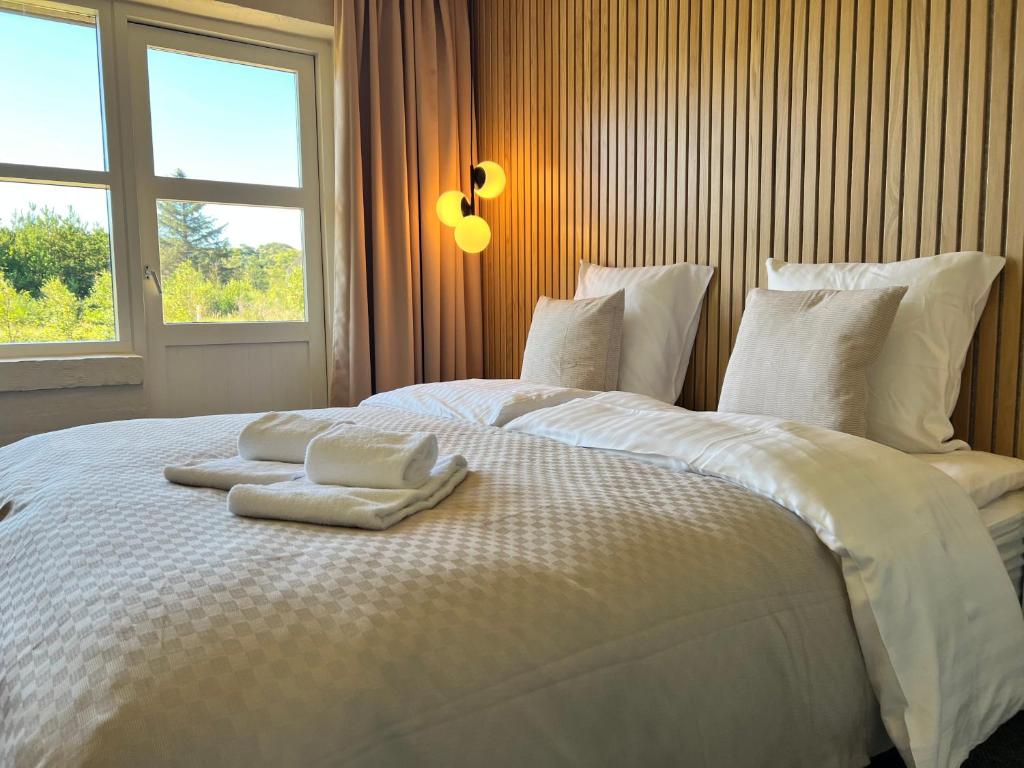 Postel nebo postele na pokoji v ubytování Strandhotel Klitrosen