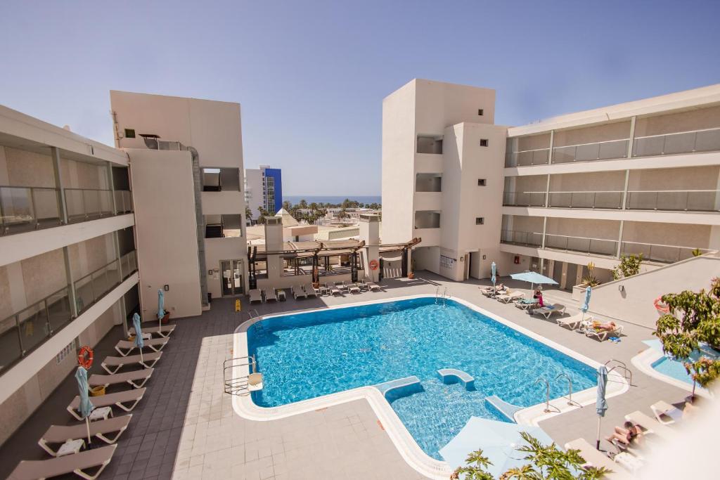 uma vista superior de uma piscina num edifício em Servatur Alameda de Jandía em Morro del Jable