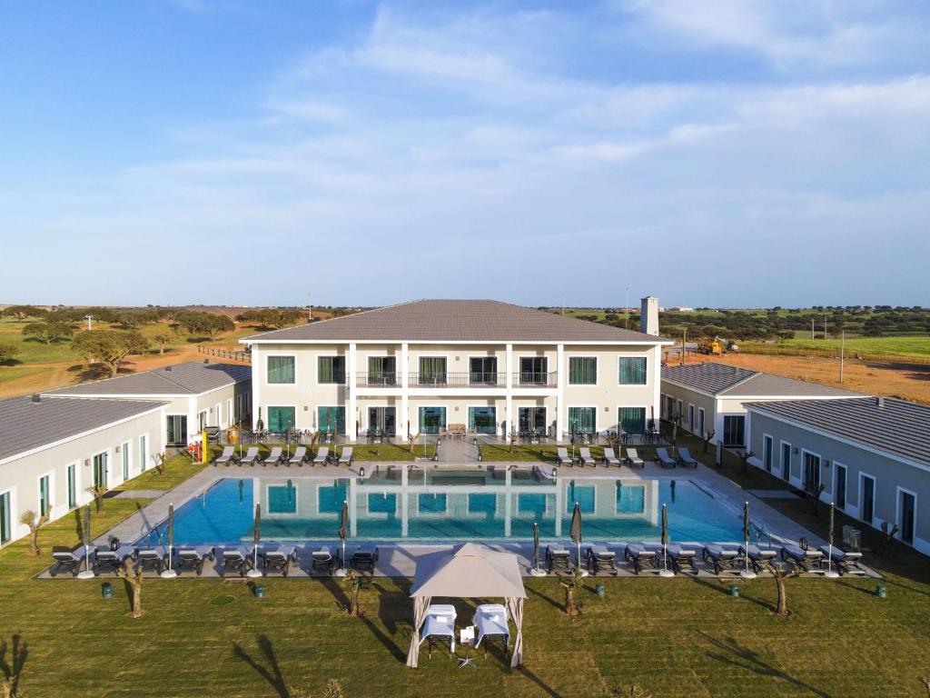 - une vue aérienne sur une grande maison avec une piscine dans l'établissement Vila Gale Collection Monte do Vilar, à Albernoa