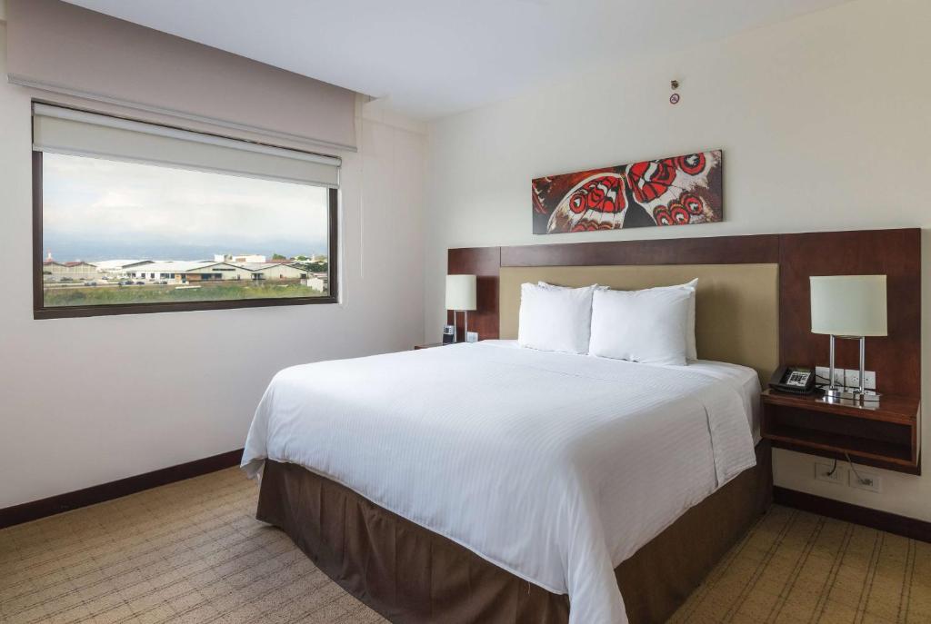 Postel nebo postele na pokoji v ubytování Wyndham Garden San Jose Escazu, Costa Rica