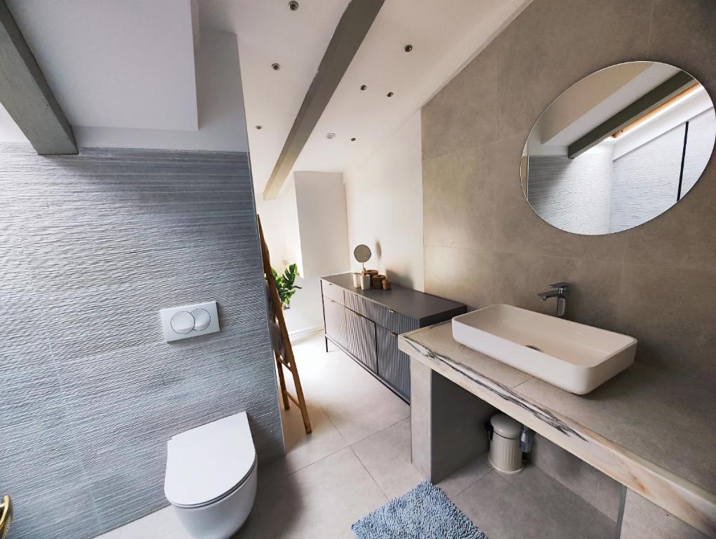 łazienka z umywalką i lustrem w obiekcie Luxury Apartment Regina w mieście Opatija