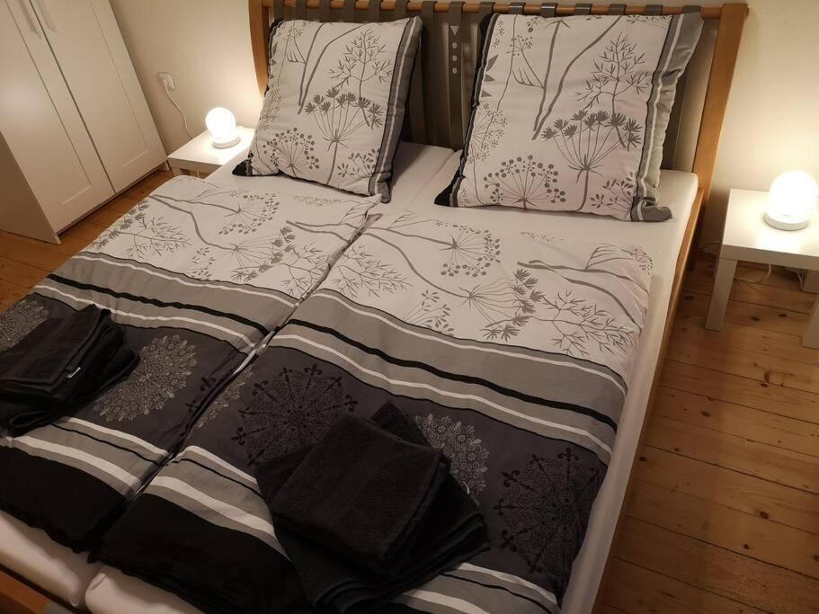 - un lit avec 2 oreillers dans l'établissement Ferienhaus für 4 Personen Waldeck Edersee, à Waldeck