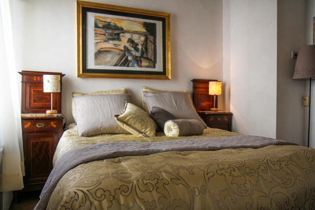 ein Schlafzimmer mit einem großen Bett mit zwei Kissen in der Unterkunft Boutique Grifone in Rom