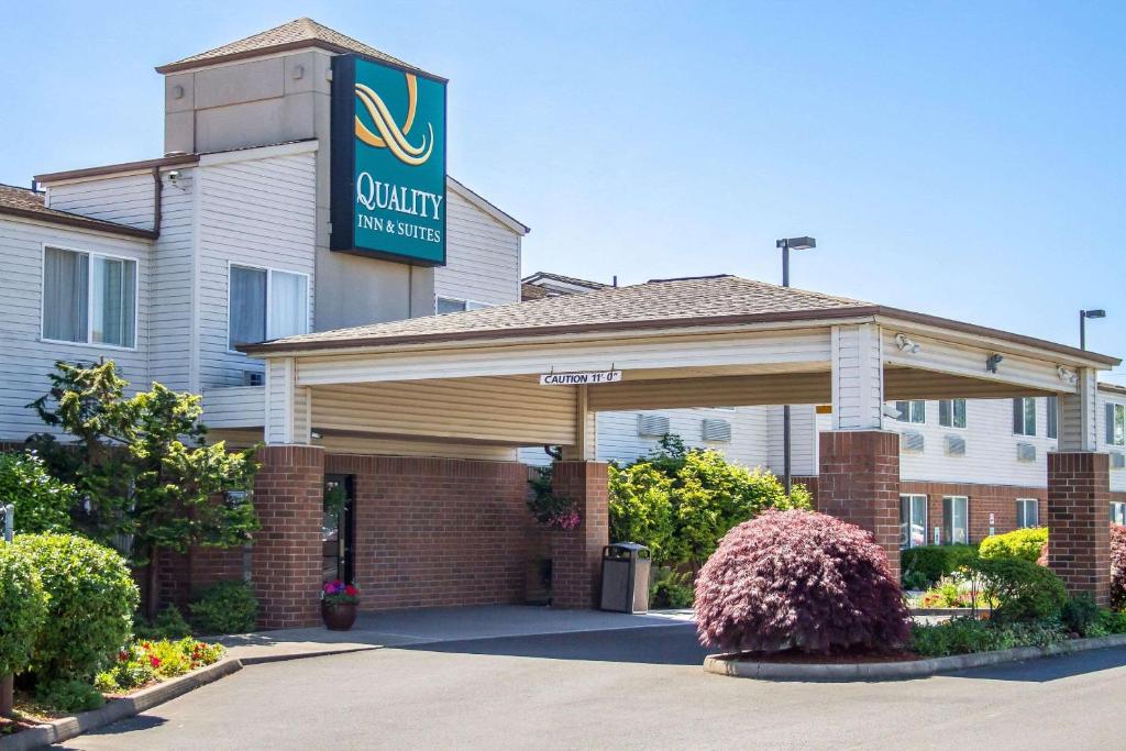 un hotel con un cartel en la parte superior de un edificio en Quality Inn & Suites Longview Kelso, en Longview