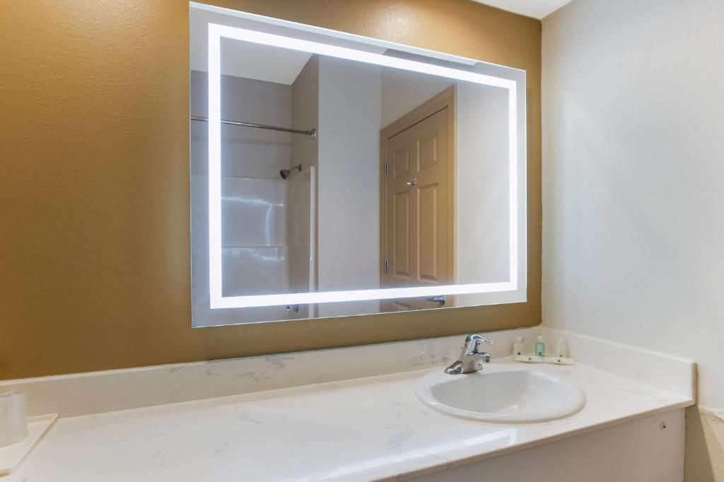 Quality Inn & Suites Pearl-Jackson - King Room - No Fumadores