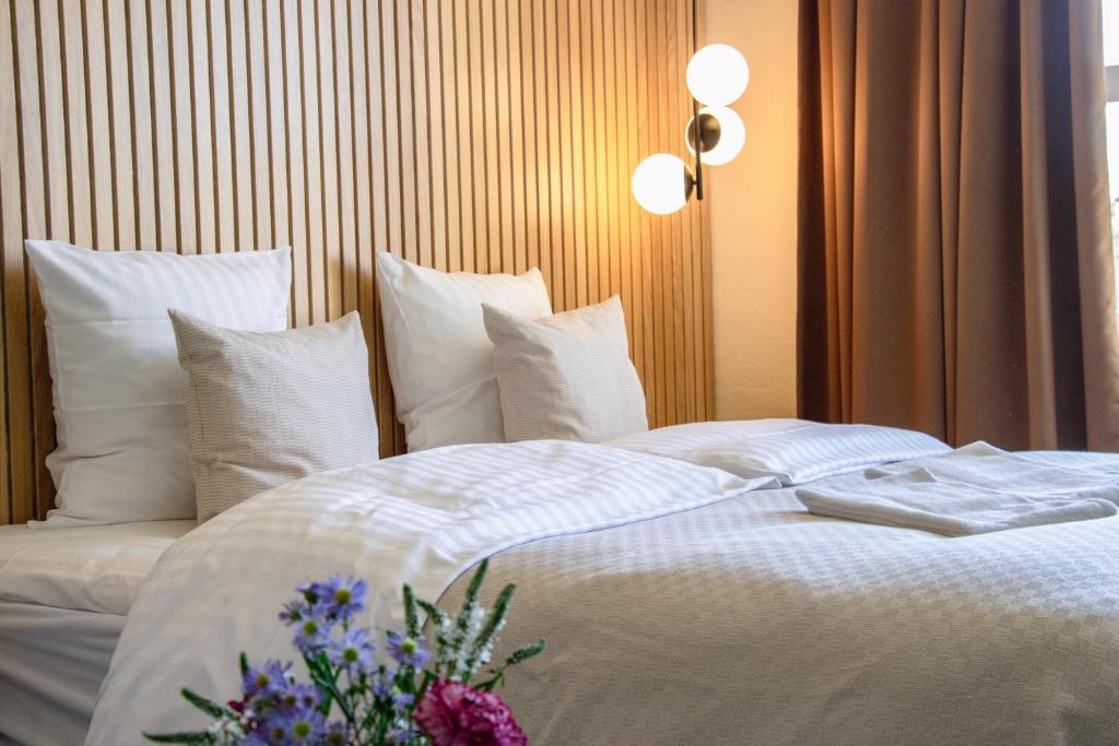 Postel nebo postele na pokoji v ubytování Strandhotel Klitrosen