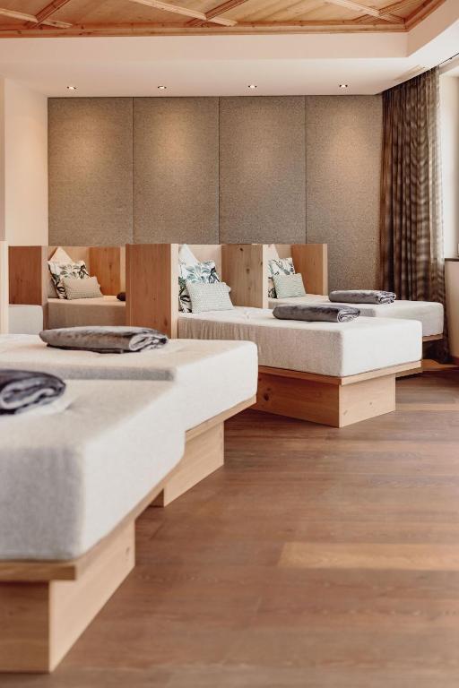 A bed or beds in a room at Alpina Alpendorf