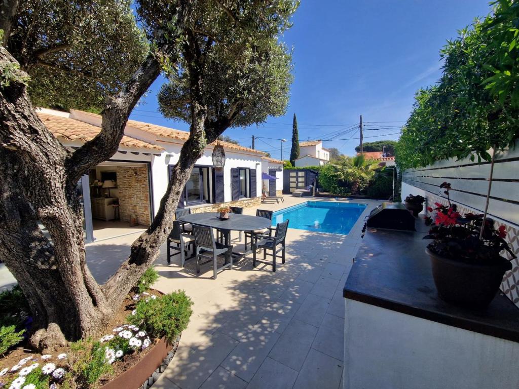 a backyard with a table and a swimming pool at Villa Casa Cis in Calella de Palafrugell