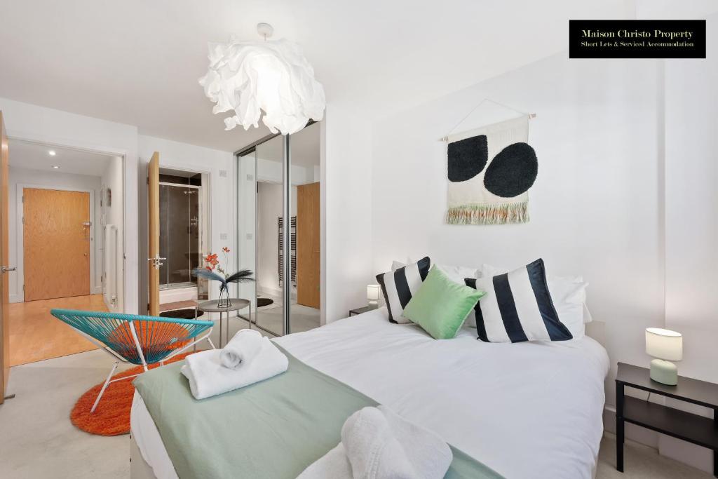Kama o mga kama sa kuwarto sa WEEKLY OR MONTHLY STAYS, London, Canary Wharf - Sleeps 6- 2Bedroom, FREE PARKING, Serviced Apartment By Maison Christo Property