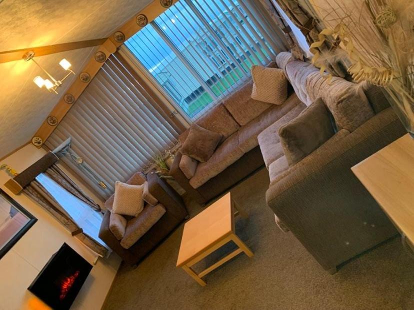 einen Blick über ein Wohnzimmer mit Sofa in der Unterkunft B7 Millfields, Ingoldmells - 3 Beds, Ramp Access, Pet Friendly in Ingoldmells