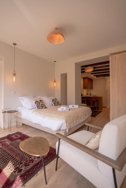 Posteľ alebo postele v izbe v ubytovaní La Suite du 10 - Nice studio with view on the Canal and the Castle