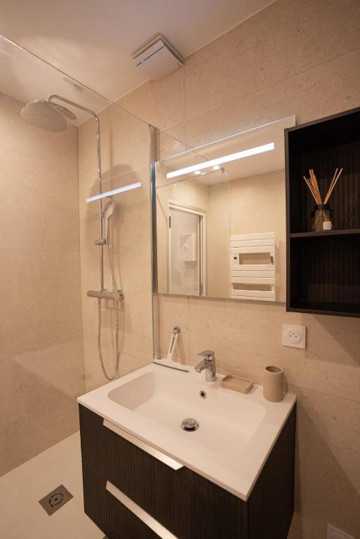 Kúpeľňa v ubytovaní La Suite du 10 - Nice studio with view on the Canal and the Castle