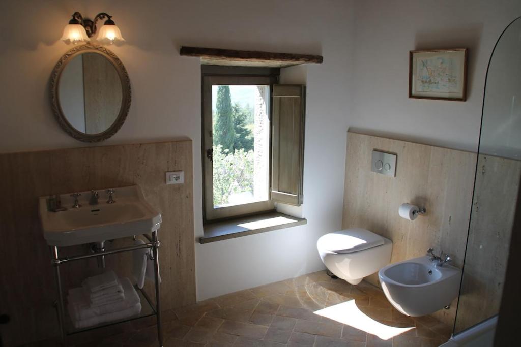 une salle de bains avec lavabo, toilettes et miroir dans l'établissement Torricella, à Città di Castello 27 autres photos