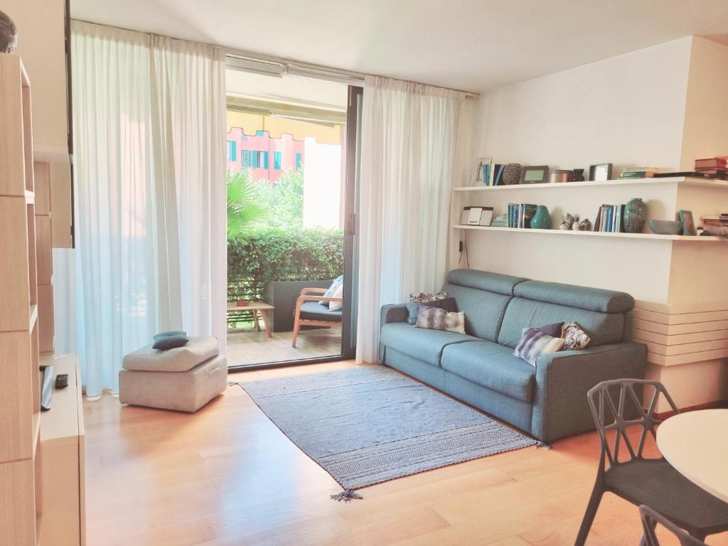 salon z kanapą i stołem w obiekcie Madeleine apartments - Appartamento di charme w Mediolanie