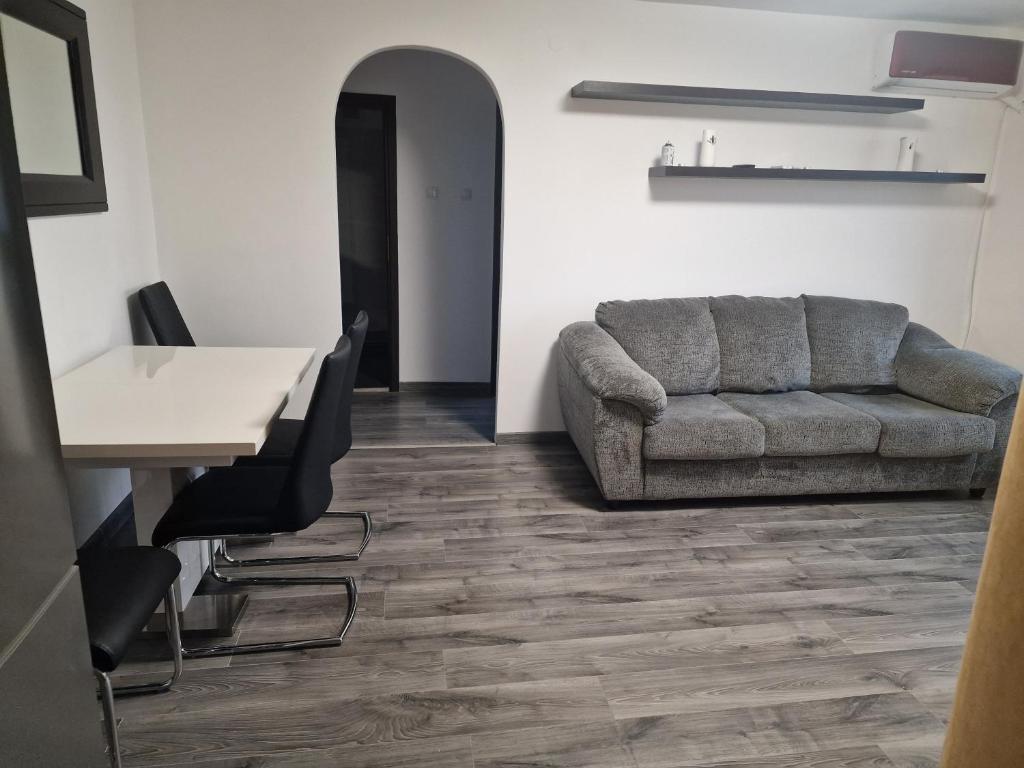 uma sala de estar com um sofá e uma mesa em Apartament Gara de Nord em Bucareste