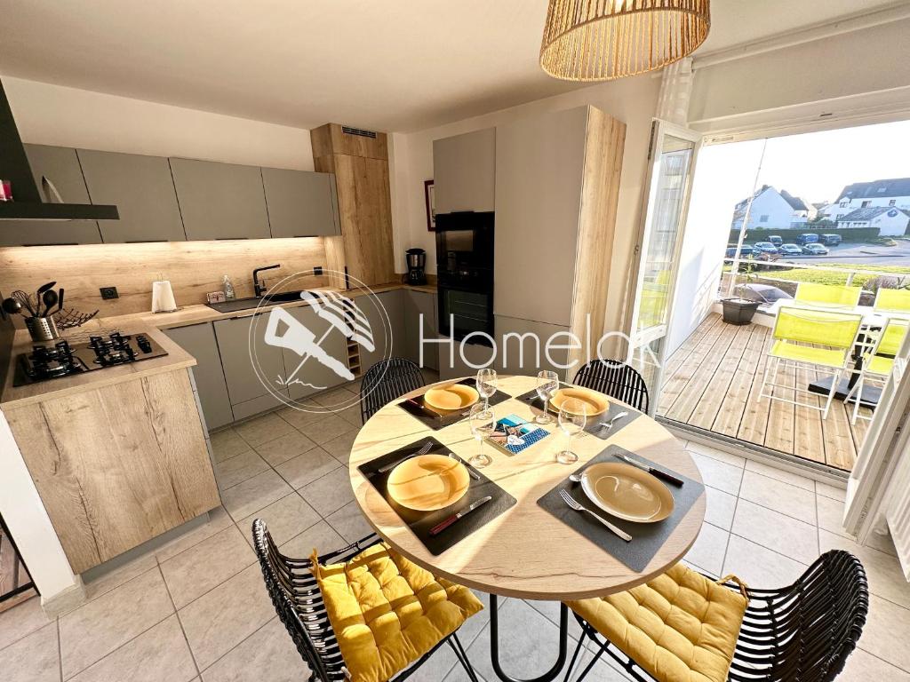 een keuken en eetkamer met een tafel en stoelen bij LOVELY ! T2 Hyper Cocooning – Terrasse in Larmor-Plage