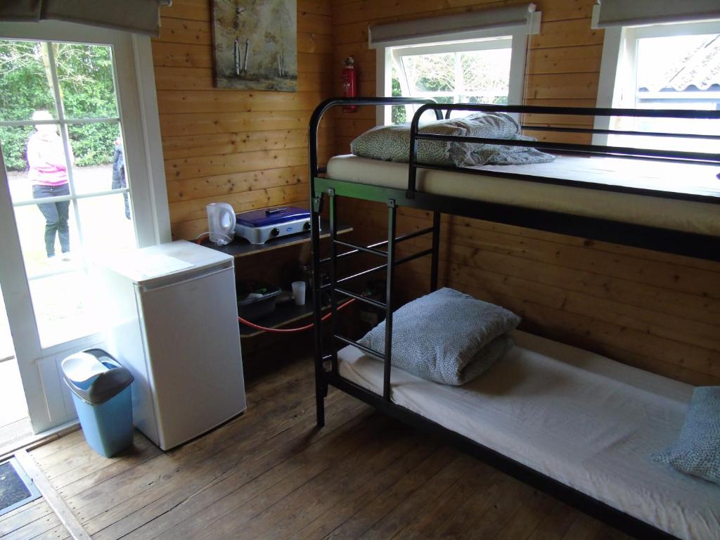 a room with two bunk beds in a cabin at Camping de Oude Rijn in Ter Aar