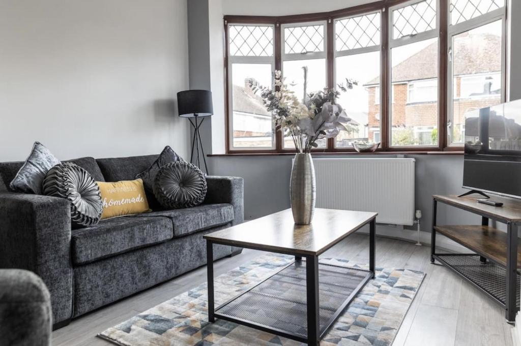 A seating area at Luxury 3 bedroomed home