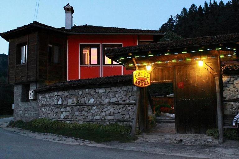 une maison avec un bâtiment éclairé dans l'établissement Астра къща за гости, à Koprivchtitsa