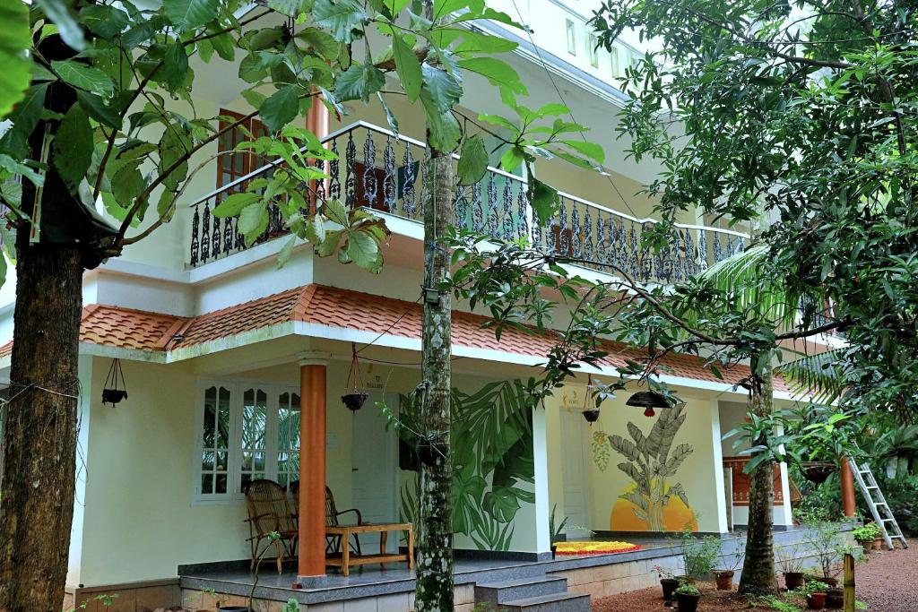 een huis met een balkon er bovenop bij Aryavilla Heritage in Varkala