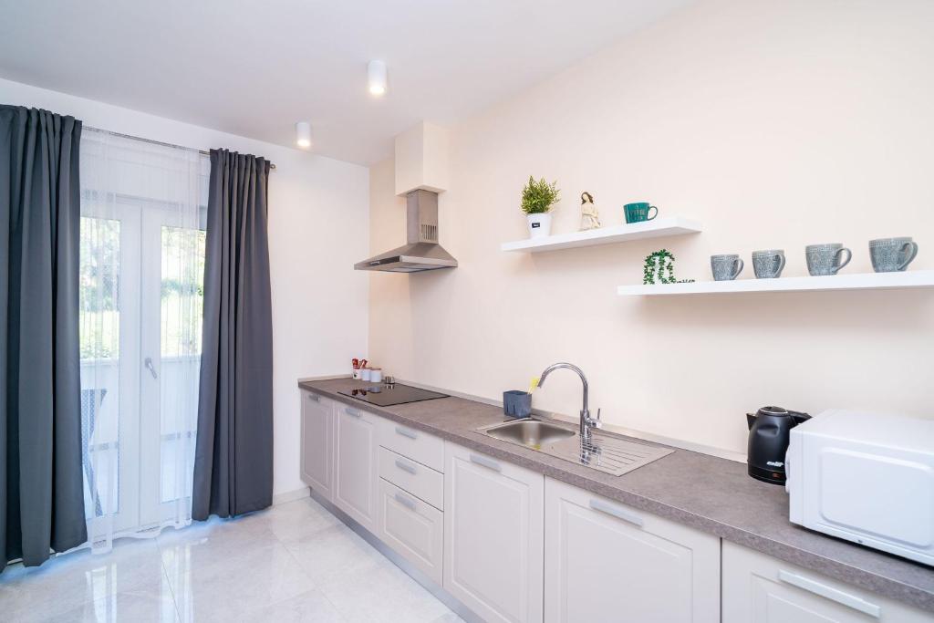 Kuchyň nebo kuchyňský kout v ubytování Apartment Olive 2