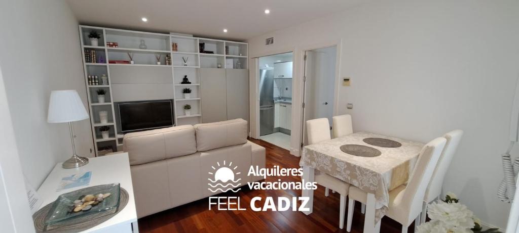- un salon avec un canapé et une table dans l'établissement Apartamento Calderón, Feel Cádiz, à Cadix