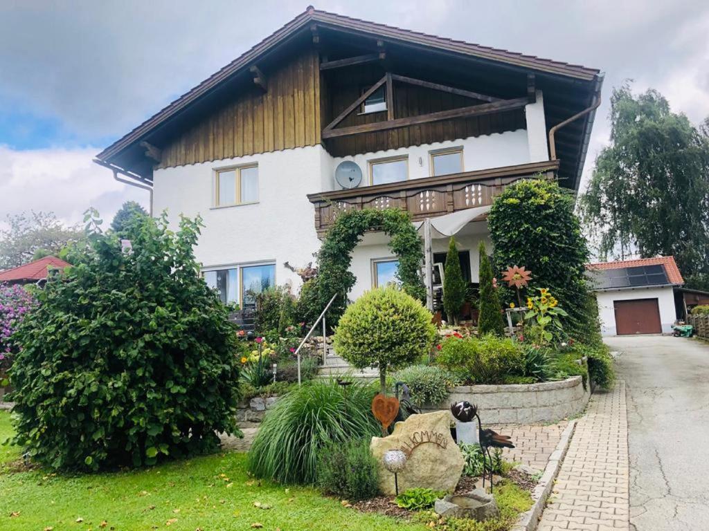 a house with a garden in front of it at Ferienwohnung Hinterberg in Fürstenstein