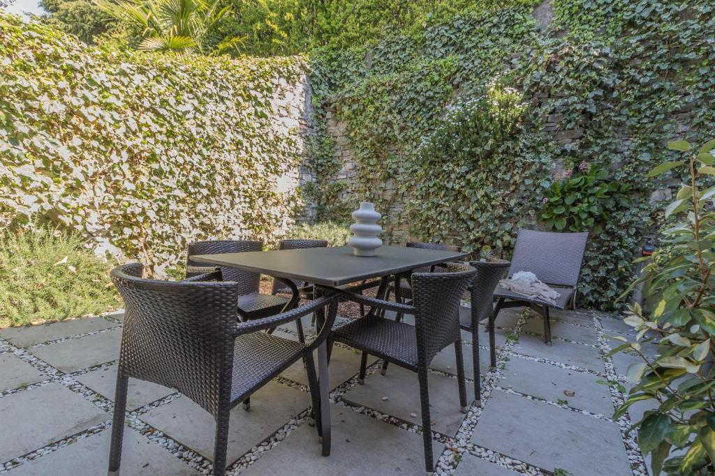 einen Tisch und Stühle auf einer Terrasse in der Unterkunft Il giardino di Alice in Varenna