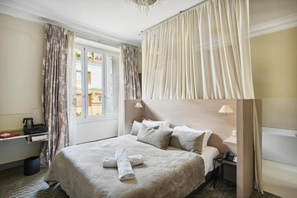 Un pat sau paturi într-o cameră la Le Paris Singulier