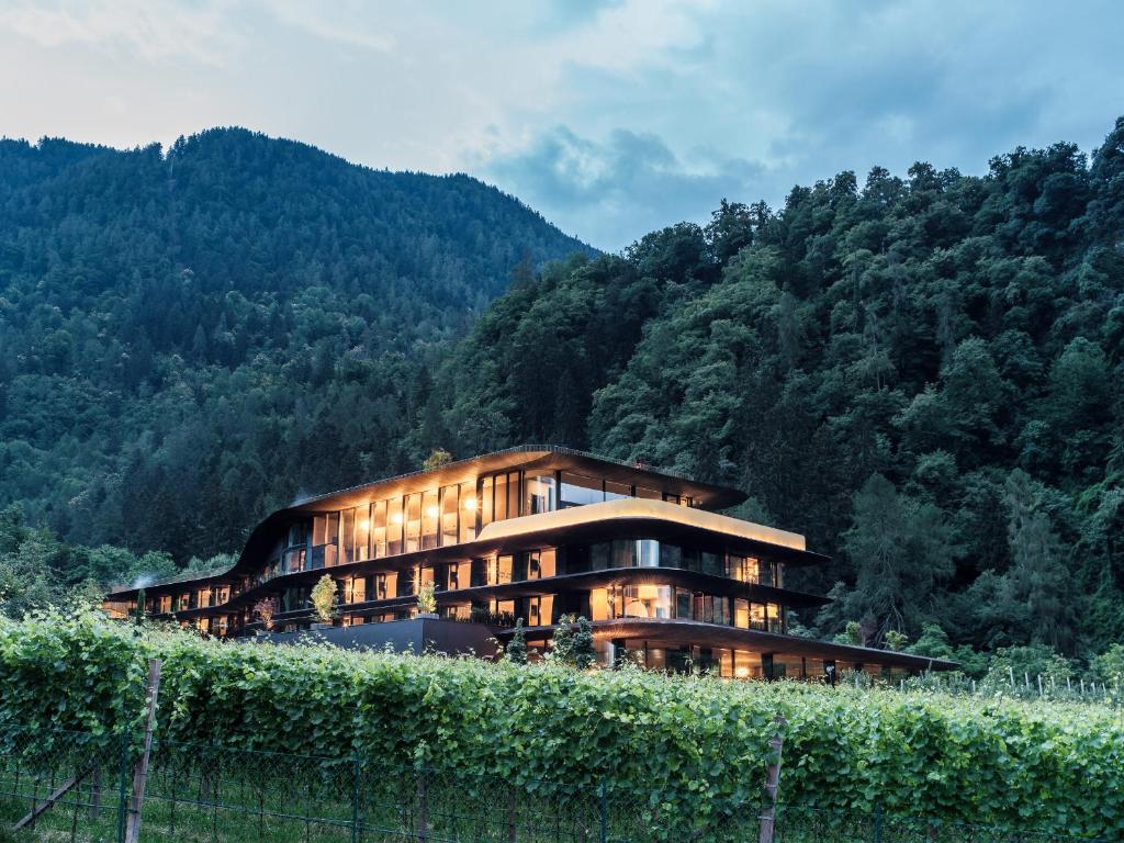 un edificio en medio de una montaña en Prinz Rudolf Smart Hotel, en Merano