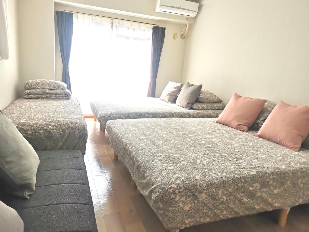 Tempat tidur dalam kamar di B Shinjuku Self Check in