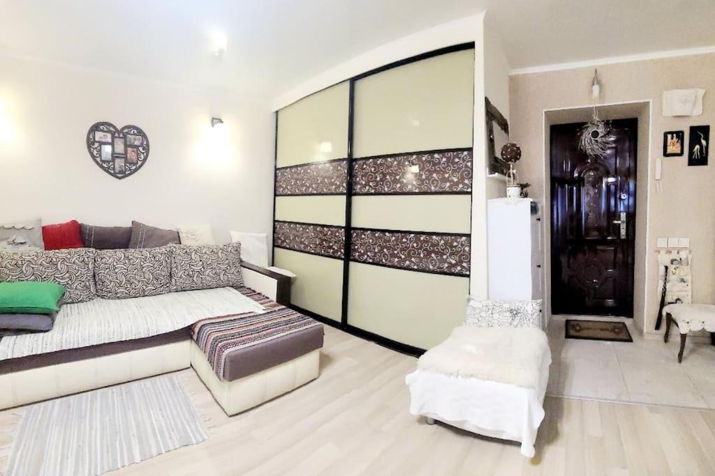 ein Wohnzimmer mit einem Bett und einem Sofa in der Unterkunft Comfort StudioCity with balcony in Kamjanez-Podilskyj