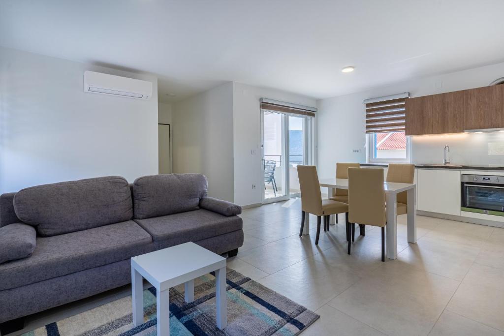 a living room with a couch and a table at BLUE SKY in Cres