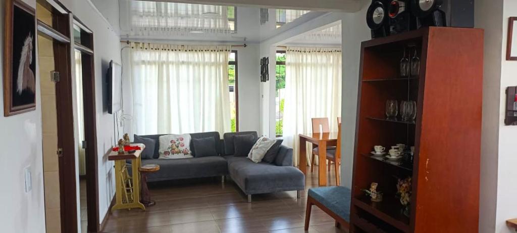 Apartamento Fresco con Terraza-tipo loft : غرفة معيشة مع أريكة زرقاء وطاولة