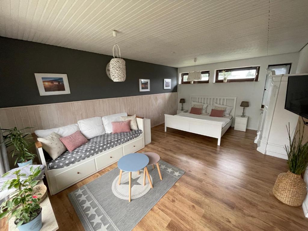 uma sala de estar com um sofá e uma mesa em Gemütliche Heide-Ferienwohnung em Soltau
