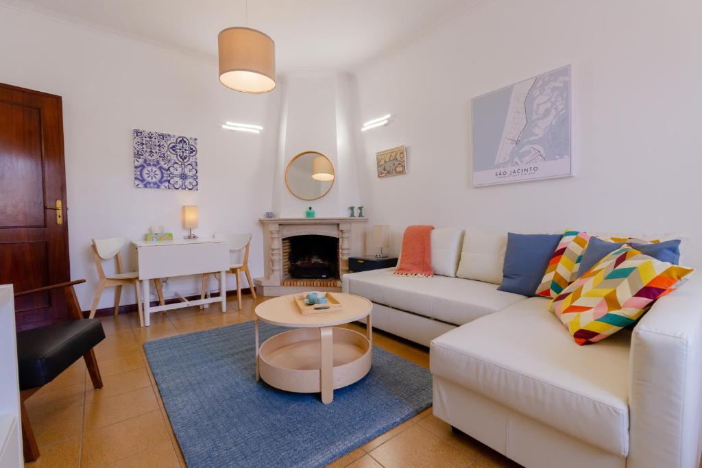 sala de estar con sofá y mesa en Apartment close to the Ria de Aveiro, São Jacinto en Aveiro