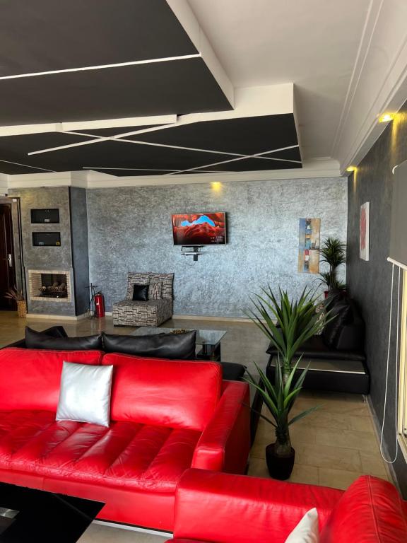 - un canapé rouge dans le salon avec un canapé rouge dans l'établissement Sea view apartments, à Casablanca