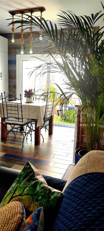 un soggiorno con un divano e un tavolo di La Barrosa duplex a Chiclana de la Frontera