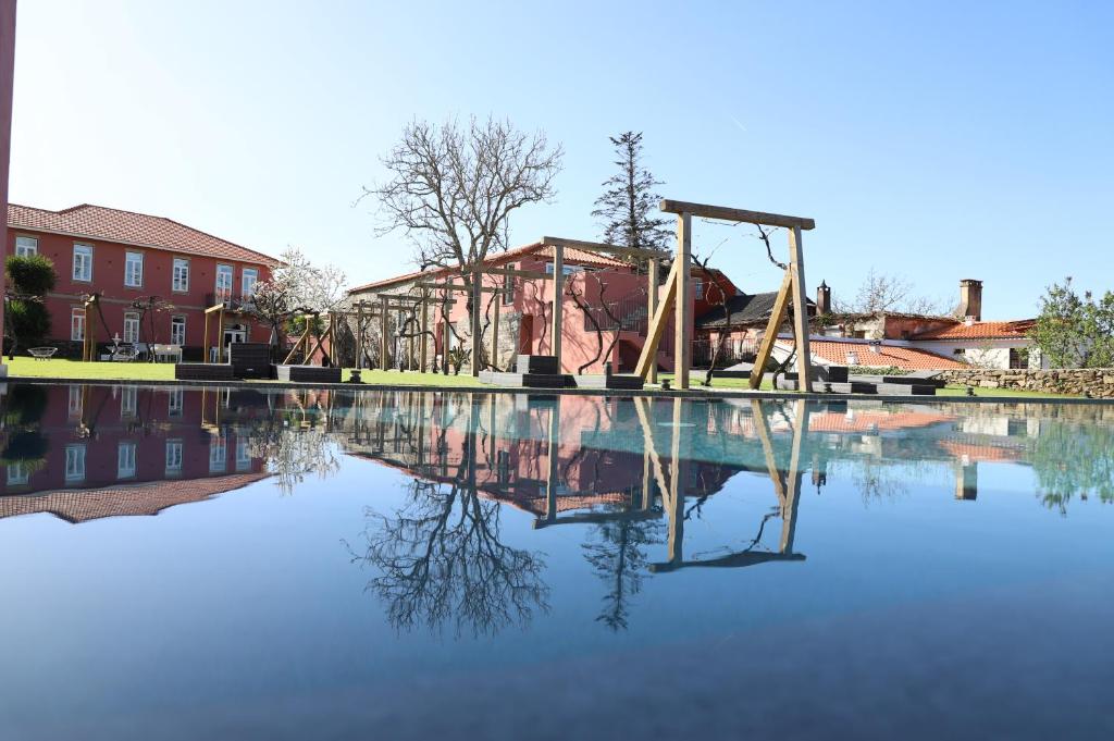un parque infantil en medio de una piscina de agua en Quinta dos Românticos - Charm House & Wine SPA en Peso da Régua