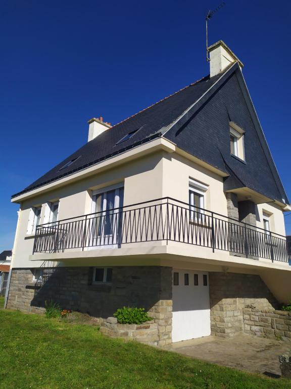 een groot wit huis met een balkon bij La Haute Maison - Merrien - GR34 in Moëlan-sur-Mer