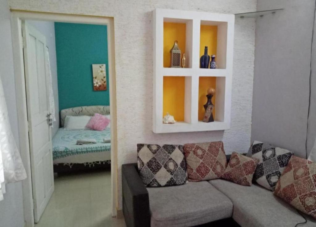 sala de estar con sofá y dormitorio en The niyanest en Kochi