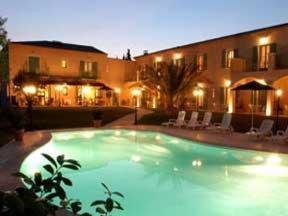 Bazén v ubytování Hotel Restaurant Le Clos De Pradines nebo v jeho okolí