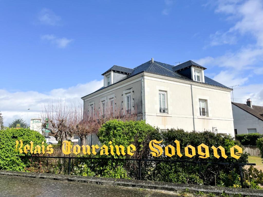 uma casa com um sinal em frente em Relais Touraine Sologne em Noyers-sur-Cher