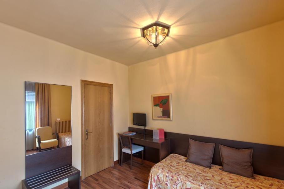 Televízia a/alebo spoločenská miestnosť v ubytovaní Hotel Restaurant Pessets & SPA