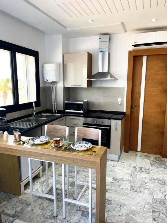 Cuisine ou kitchenette dans l'établissement Studio avec vue directe mer