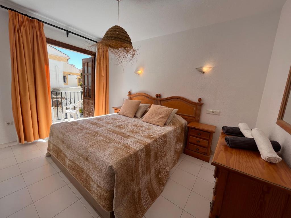 - une chambre avec un lit et une grande fenêtre dans l'établissement Casa del Pescador en Vera, à Vera