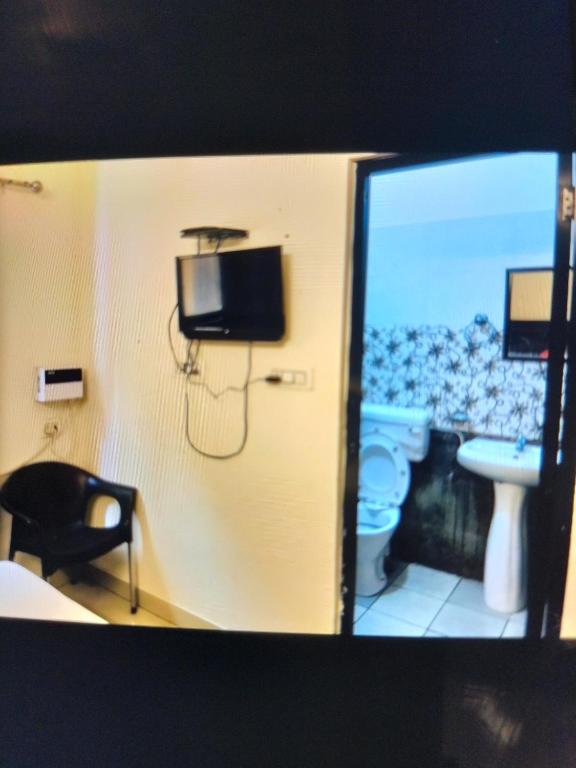 TV a/nebo společenská místnost v ubytování Hotel Shiva Haridwar - nearby bus and railway station
