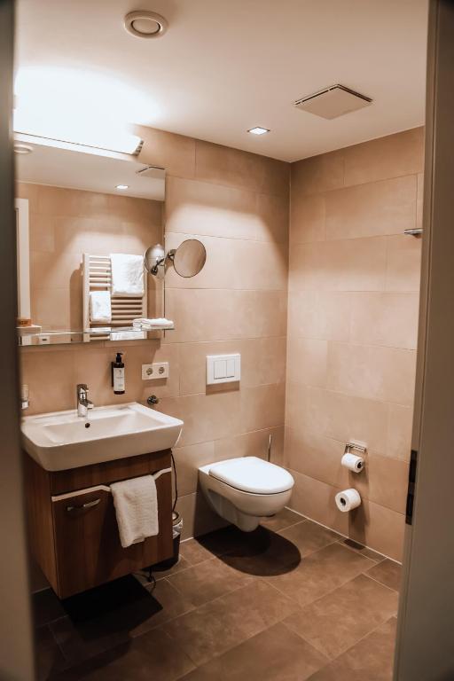 Hotel Hofwirt Neubeuern - Deluxe Double Room With Balcony